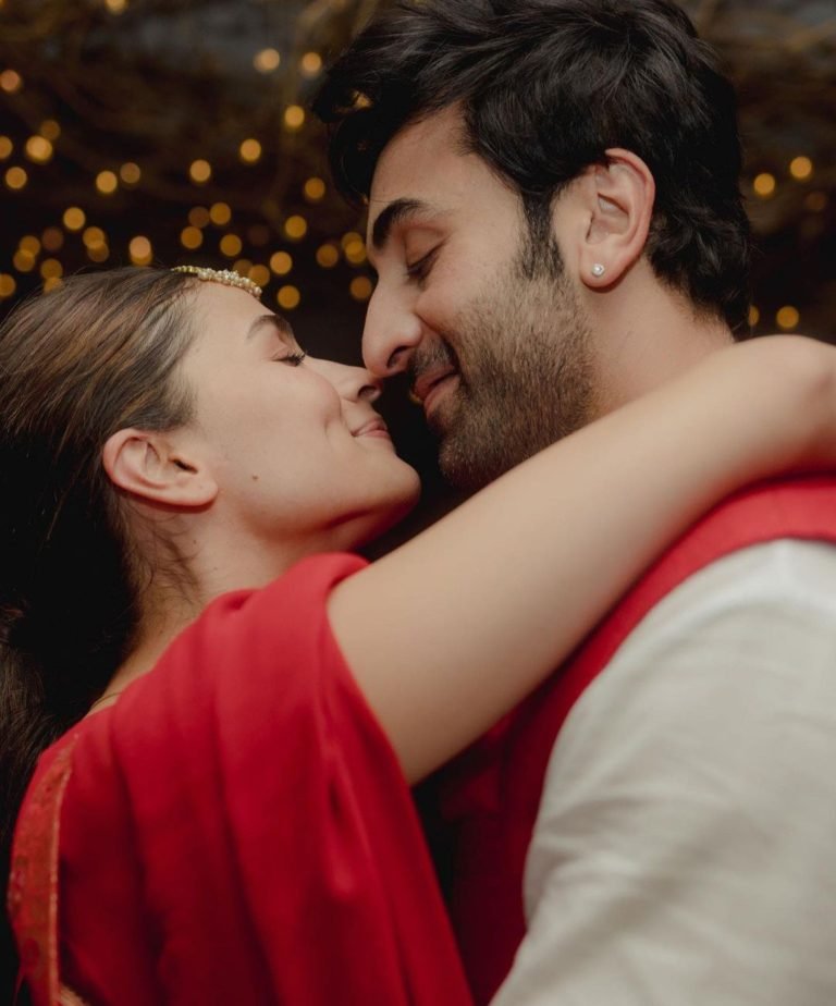 Congratulations to the cutest couple. HBNN wishes warm wishes to “Soon to be Parents” @aliaabhatt #ranbirkapoor #aliabhatt #parents