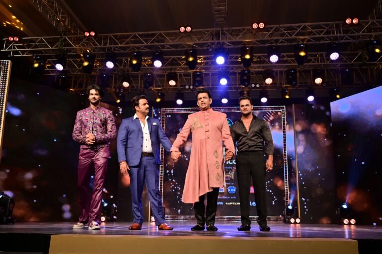 Khesari Lal and Pawan Singh’s embrace steals the show Filmfare & Femina Bhojpuri