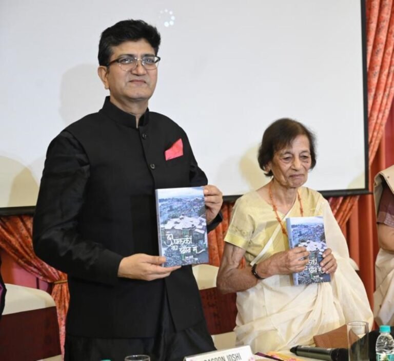Prasoon Joshi launches Dr Hema Joshi’s book ‘Do Palkon Ki Chhavn Main’ Prasoon Joshi launches Dr Hema Joshi’s book ‘Do Palkon Ki Chhavn Main’