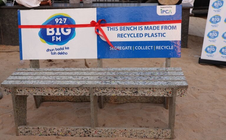 Shiv Thakare culminates BIG FM’s highly acclaimed campaign ‘BIG Green Ganesha’, inaugurates repurposed plastic bench in Mumbai.