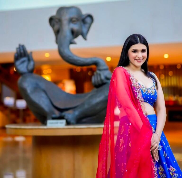 Mannara spoke about her famous cousins – actors Priyanka Chopra and Parineeti Chopra #Check out! Mannara spoke about her famous cousins – actors Priyanka Chopra and Parineeti Chopra #Check out!