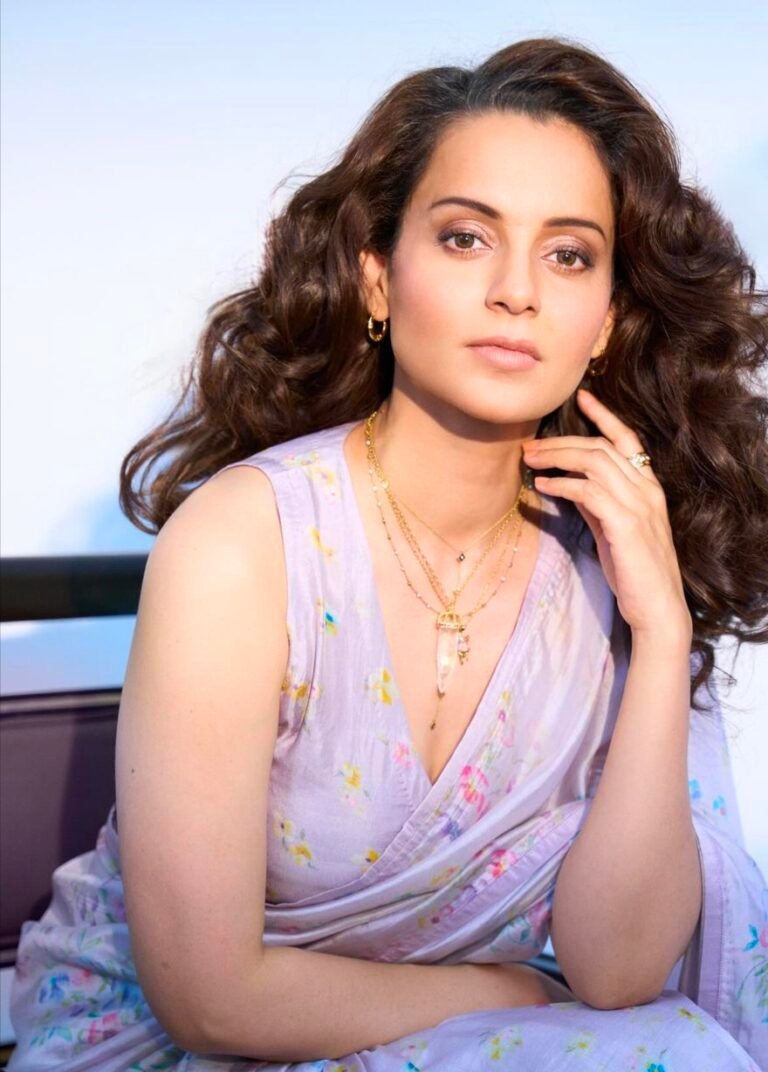 Once again Kangana takes jibe on Bollywood.