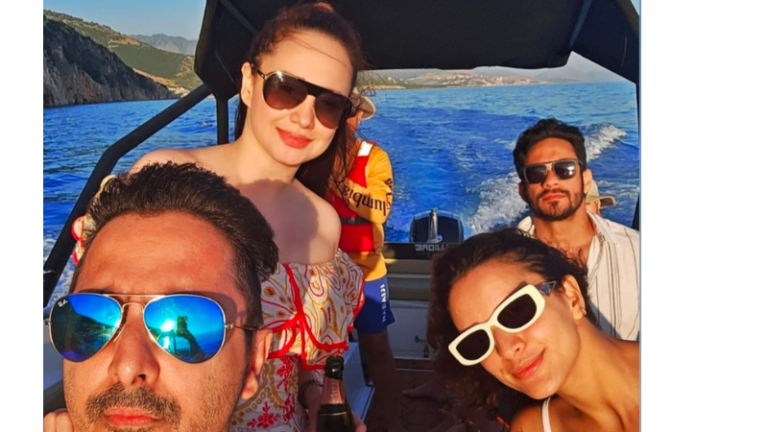Triptii recently dropped a sunkissed photo with her rumoured boyfriend Sam Merchant and their friends.