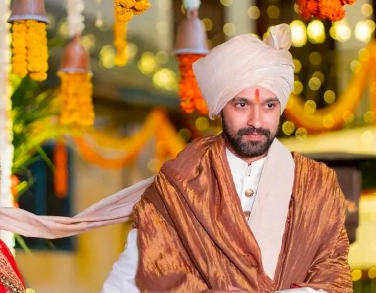“Vikrant Massey Discusses Privacy Issues with Intrusive Fans and Reflects on Recent Film Success”.